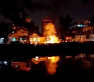 Mot nguoi dan ong bi chay nhu duoc ben song An Cuu hinh anh