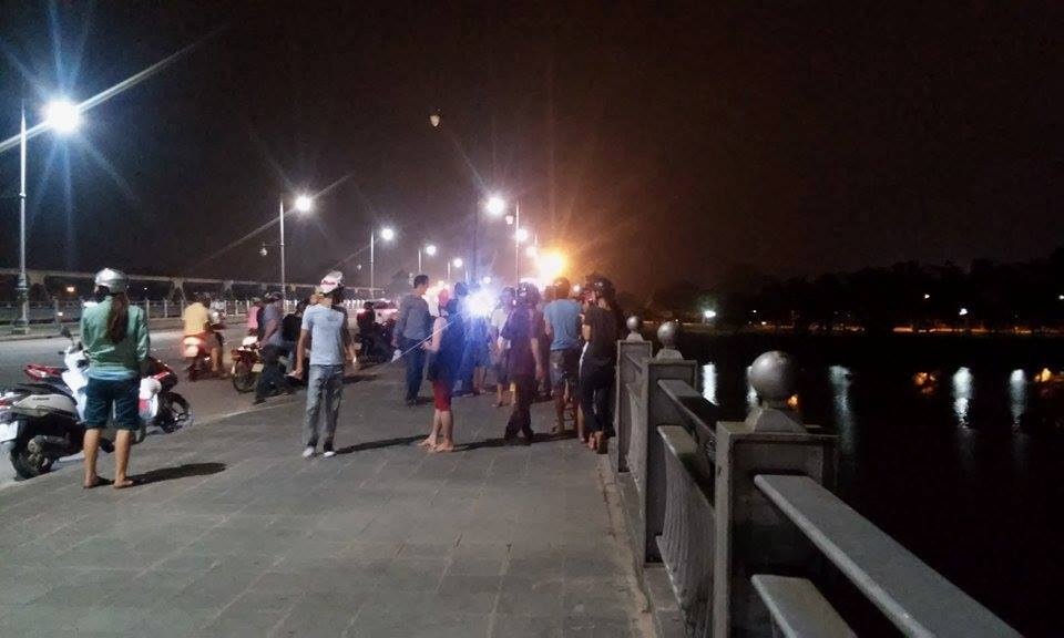 Nam thanh nien treo lan can cau, nhay xuong song Huong tu tu hinh anh