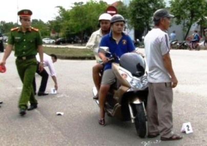 Khoi to nam thanh nien bo tron sau tai nan giao thong hinh anh