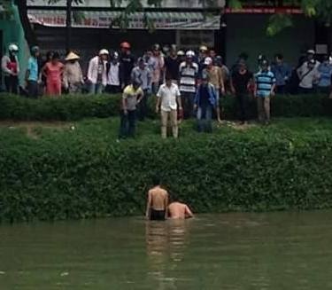 Canh sat lao xuong song vay bat thanh nien ban ma tuy da hinh anh
