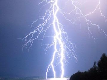 Nguoi phu nu co 4 con nho bi set danh tu vong khi dang lam dong hinh anh