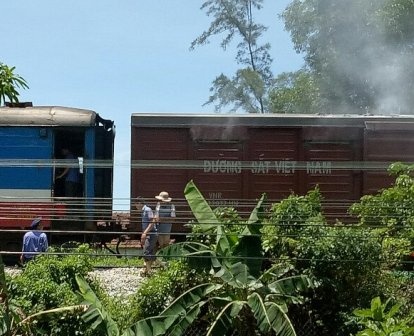 Toa tau cho hang boc chay khi dang chay hinh anh