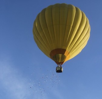 Bay khinh khi cau rai mua tien de quang ba sach hinh anh