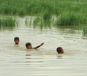 Cuu em ruot choi voi giua song, be trai 13 tuoi bi duoi nuoc hinh anh