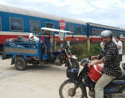 Cu ong thoat chet khi bi tau hoa tong vang xa 2 m hinh anh