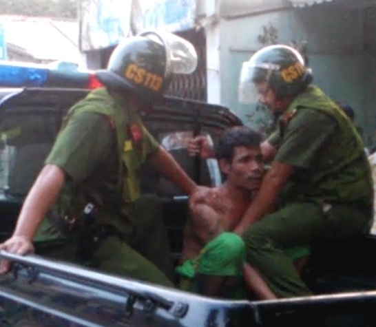 Nam thanh nien coi tran, cam dao doa chem nguoi di duong hinh anh