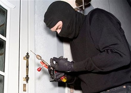 9X co 3 tien an leo tuong trom laptop giua dem khuya hinh anh