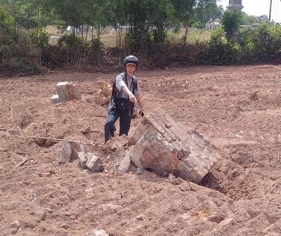 Lang vo vua Tu Duc bi san phang de lam bai do xe? hinh anh