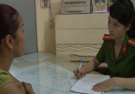 Nguoi ban hang rong gay thuong tich cho can bo dep trat tu hinh anh