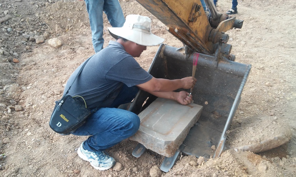 Bia mo vo vua bi chon vui duoi khu dat du an bai do xe tham quan hinh anh