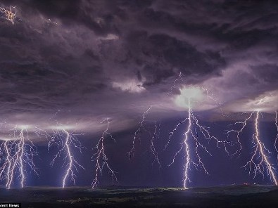 Cau be 13 tuoi bi set danh tu vong khi dung dien thoai trong nha hinh anh