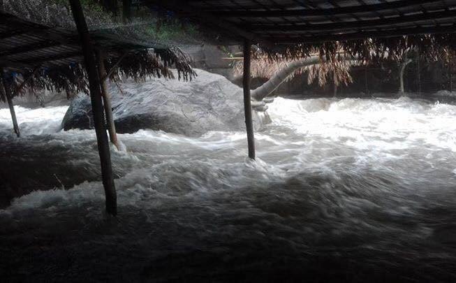 Lu quet o suoi Voi, 3 du khach bi nuoc cuon troi hinh anh