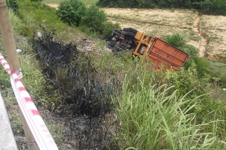 Xe dau keo lao xuong vuc, 2 tai xe thoat chet hy huu hinh anh