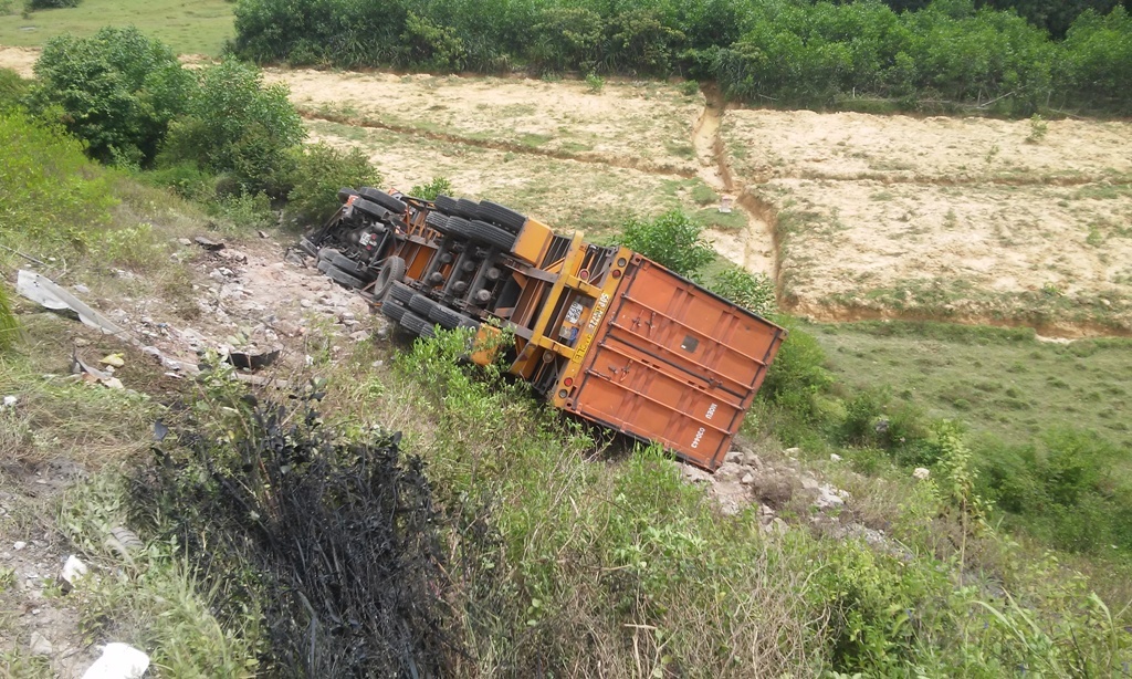 Ôtô lao xuống vực ảnh 1 Oto lao xuong vuc anh 1