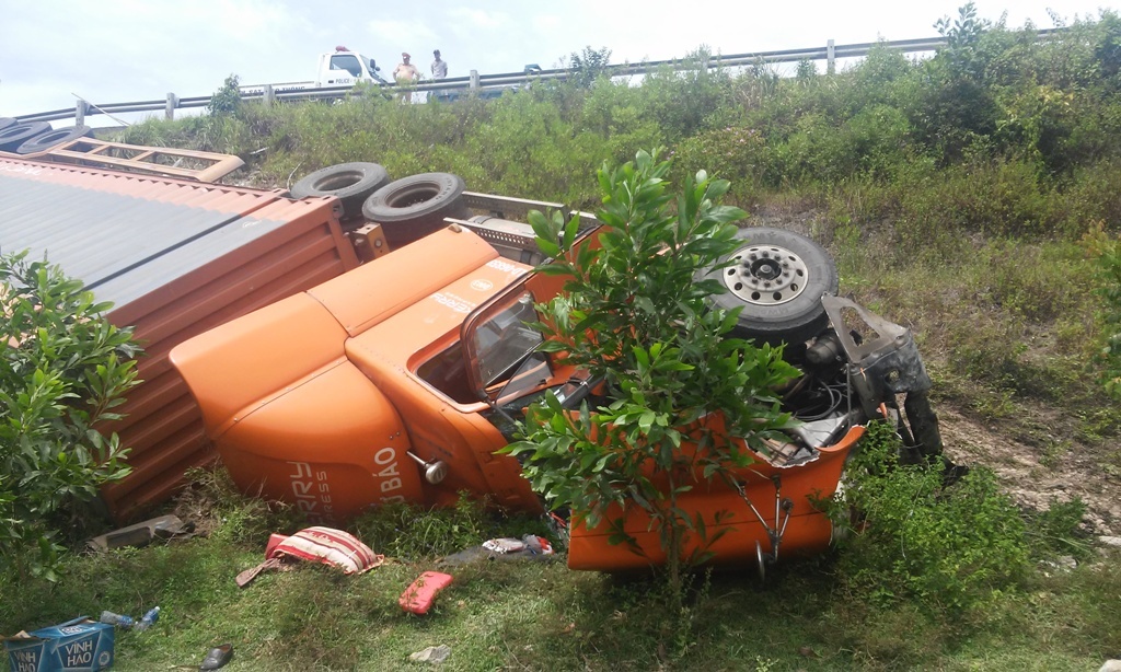 Ôtô lao xuống vực ảnh 2 Oto lao xuong vuc anh 2