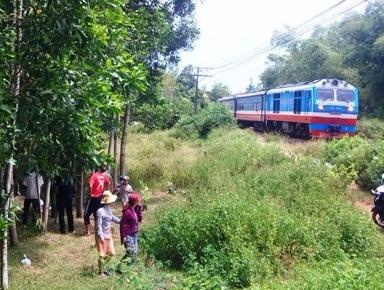 Nguoi dan ong tu vong khi bi tau hoa keo le hang chuc met hinh anh