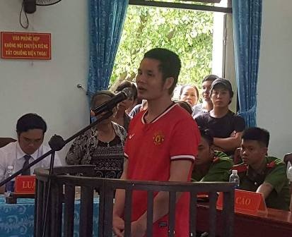 Chong cam dao cua co vo cu o quan che nhan an chung than hinh anh