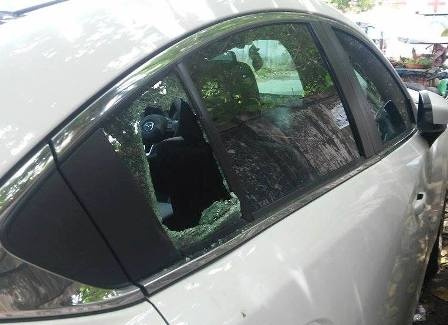 Hang loat oto bi ke xau dap vo kinh de lay trom do hinh anh