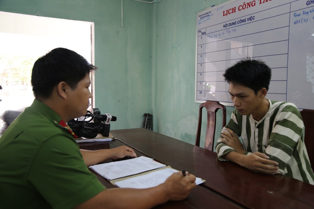 Cuop tai san ban gai anh 1