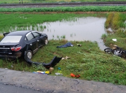 Oto lao xuong ruong sau tai nan, 2 nguoi thiet mang hinh anh