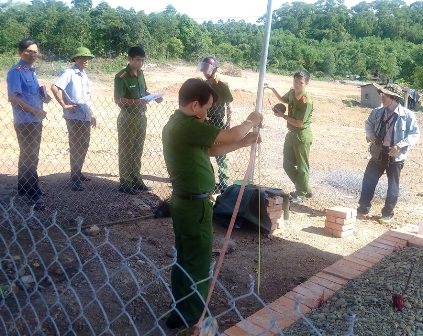 Cong an vao cuoc vu lang mo vo vua bi san ui hinh anh