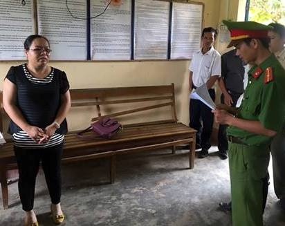 Nhieu nguoi dinh bay lua cua co giao mam non hinh anh