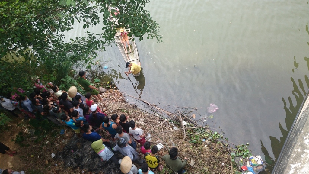 De lai xe tren cau, chu tiem cam do 9X lao minh xuong song tu tu hinh anh