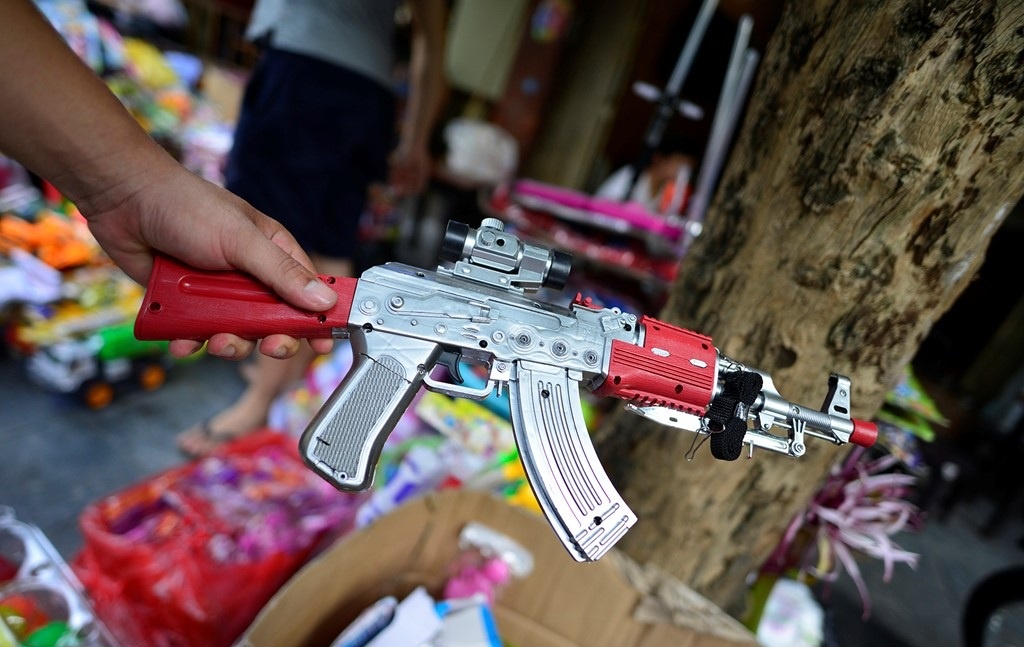 8 kien hang do choi bao luc tren oto hinh anh