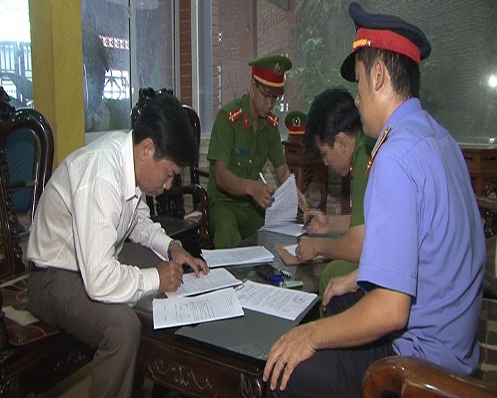 Bắt giám đốc trung tâm dịch vụ ảnh 1 Bat giam doc trung tam dich vu anh 1