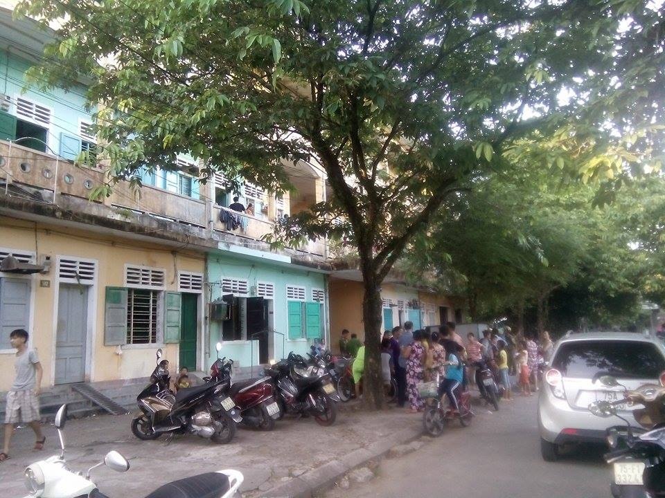 Nguoi dan ong treo co anh 1