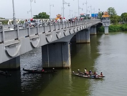 Gia dinh bat luc nhin nam sinh nhay cau Da Vien hinh anh