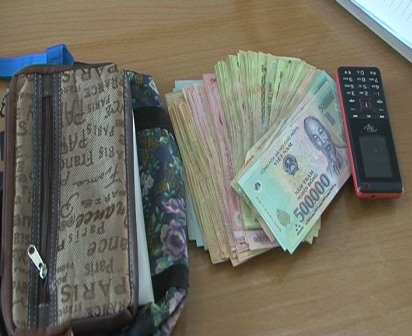 Hang chuc nguoi dan ruot duoi ten trom tui xach gan 2 km hinh anh