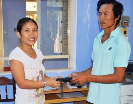 Cong nhan ngheo tra lai 13 trieu dong cho nguoi danh roi hinh anh