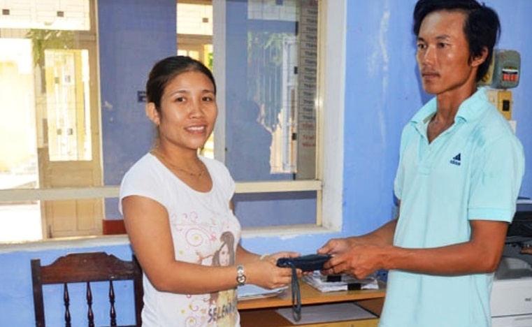 Trả lại của rơi ảnh 1 Tra lai cua roi anh 1