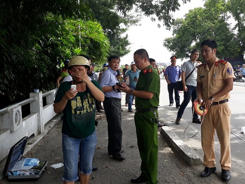 Co gai 19 tuoi tu vong sau cu va quet tren cau Vi Da hinh anh