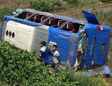 20 hanh khach dap kinh oto bo ra ngoai sau tai nan hinh anh