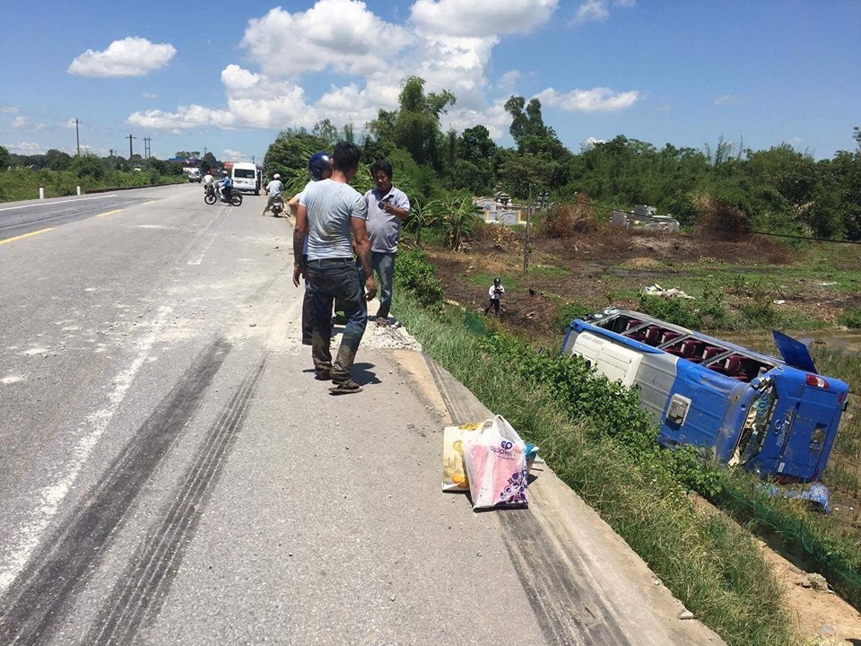 Lật ôtô khách ảnh 1 Lat oto khach anh 1