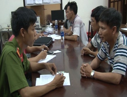 Pha o ca do bong da nup bong quan ca phe hinh anh
