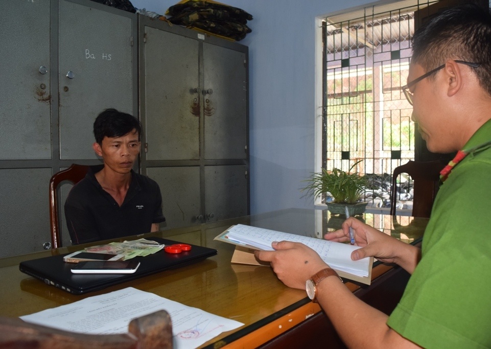 Vuot deo ra Hue trom anh 1