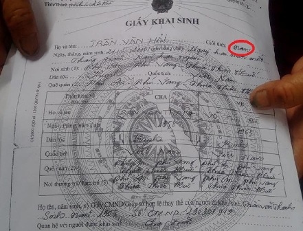 Nu sinh phai nghi hoc vi giay khai sinh ghi nham gioi tinh nam hinh anh