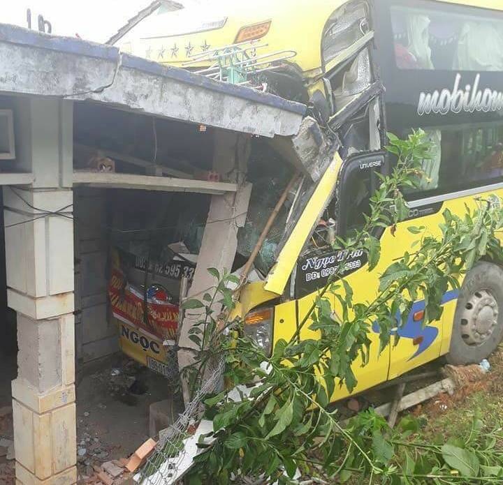 Ôtô lao vào nhà dân ảnh 2 Oto lao vao nha dan anh 2