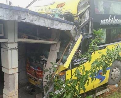 Oto khach dam thang vao nha dan, hon 30 nguoi thoat chet hinh anh