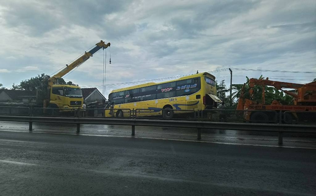 Ôtô lao vào nhà dân ảnh 1 Oto lao vao nha dan anh 1