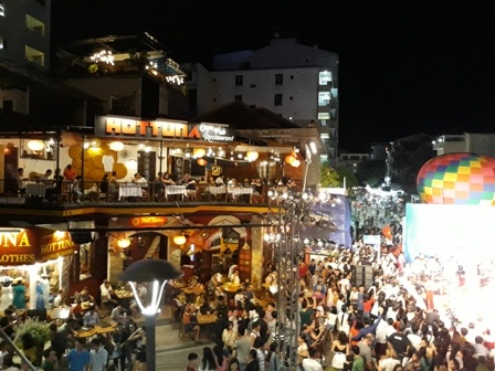 Hang nghin nguoi chen chuc tren pho di bo o co do Hue hinh anh