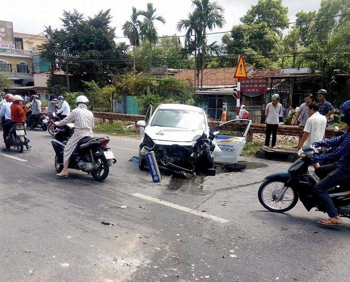 Taxi tông bay trụ đèn ảnh 1 Taxi tong bay tru den anh 1