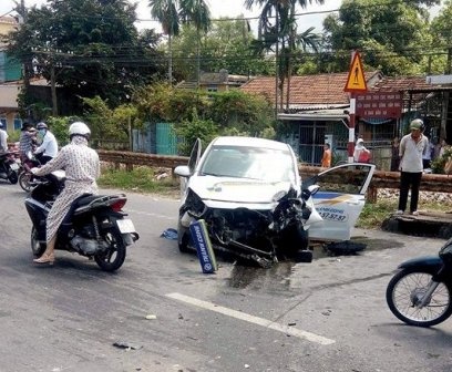 Taxi tong bay tru den, 3 nguoi bi thuong nang hinh anh