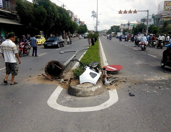 Taxi tông bay trụ đèn ảnh 2 Taxi tong bay tru den anh 2