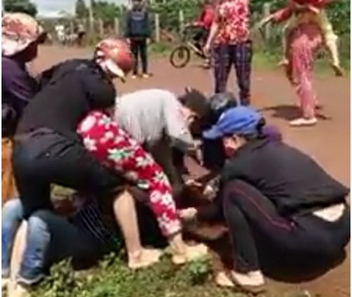 Nghi chong quan he bat chinh, 3 me con di danh ghen hinh anh