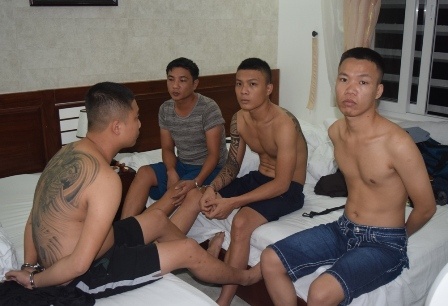 6 ke tron truy na o khach san bi cong an bat giu trong dem hinh anh