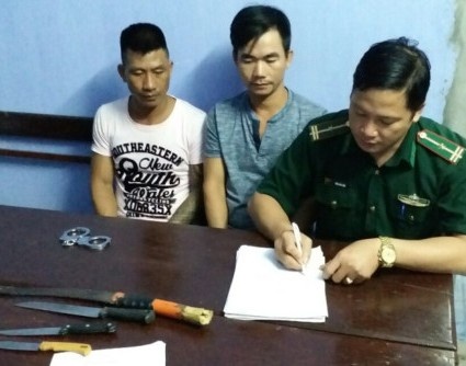 Cam dao ruot danh truong cong an xa vi bi keo nga xe hinh anh